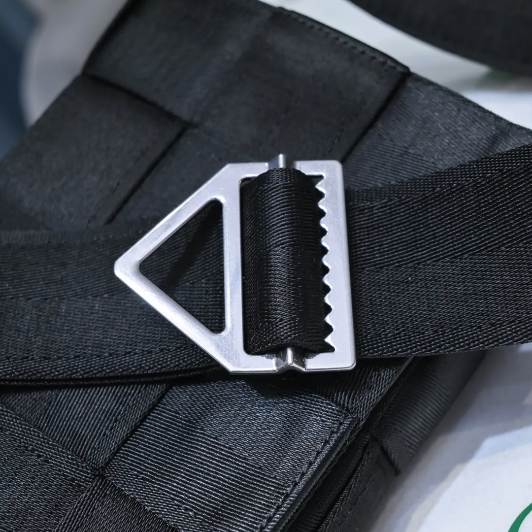B’s new fall and winter products are coming! The popular Cassette square bag with woven elements has been upgraded again and made its grand debut. This time it is made of woven webbing. It feels super soft and delicate. The opening is designed with a magnetic buckle. The hardware has also been fully upgraded. Both the accessories and the design are at a higher level. It is simple and advanced for both men and women. 🉑️ It can be worn crossbody or in the hand to bring a sense of luxury and a strong aura! Hurry up and get it. Size 25x15x5, style number: 6618#